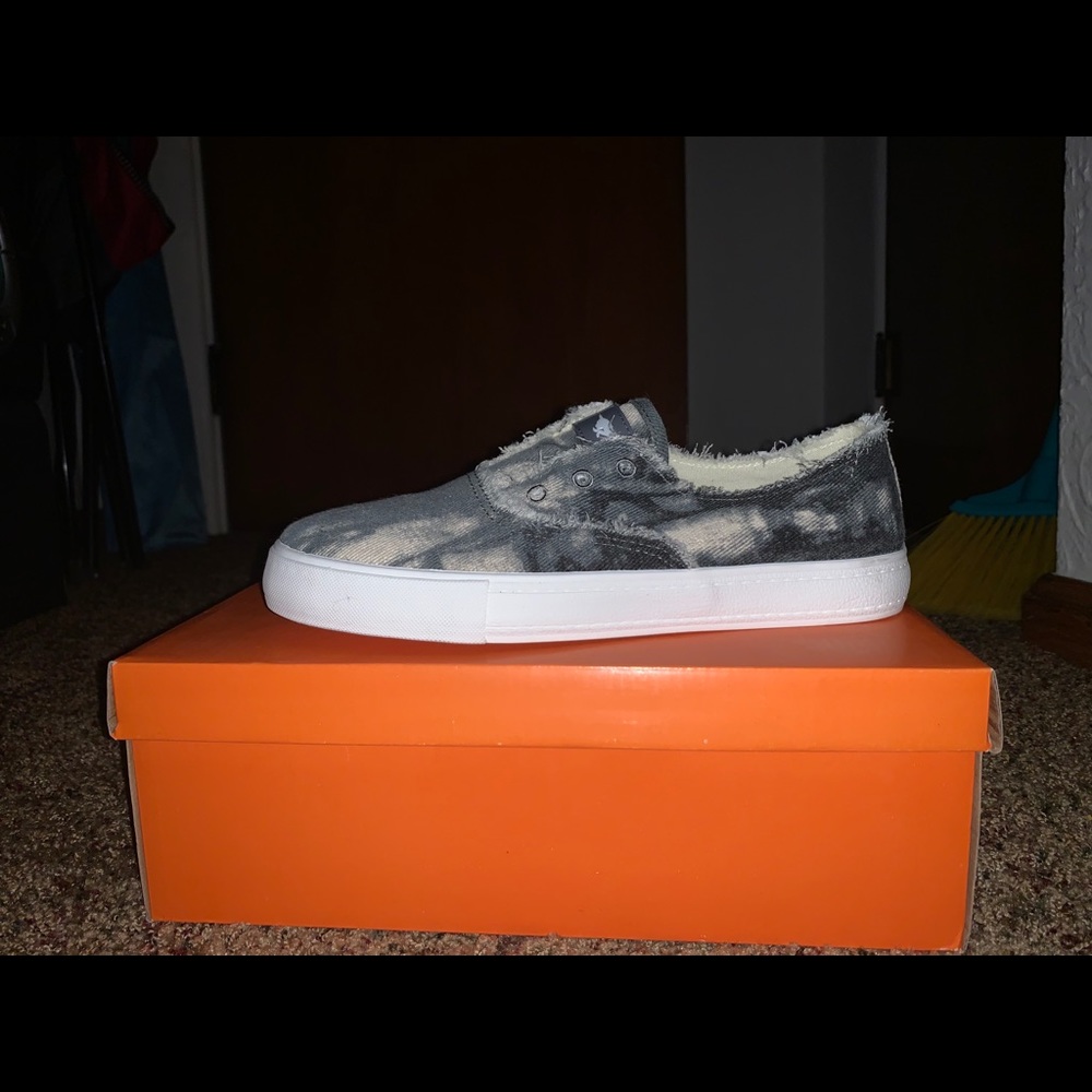 Rock dog acid shoes